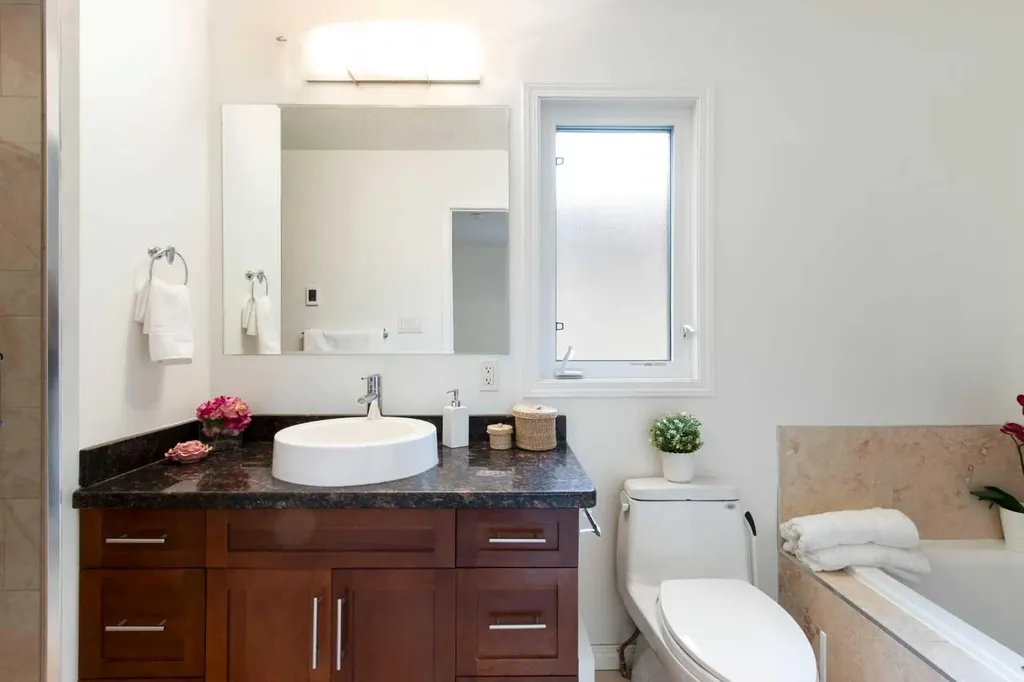 230 11 Avenue NE Calgary AB T2E 0Y8