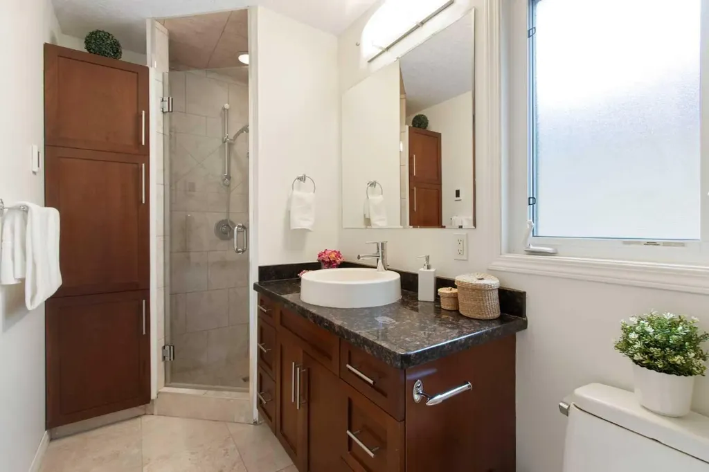 230 11 Avenue NE Calgary AB T2E 0Y8