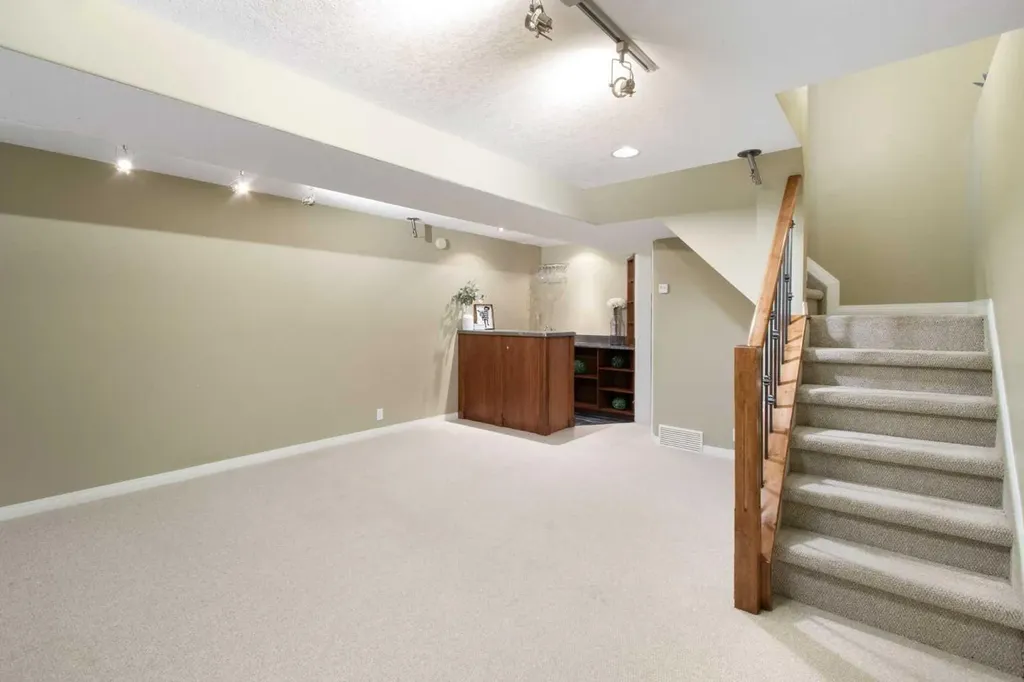 230 11 Avenue NE Calgary AB T2E 0Y8
