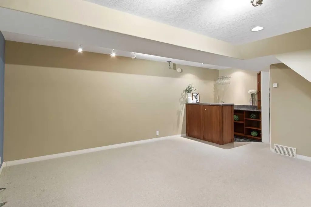 230 11 Avenue NE Calgary AB T2E 0Y8