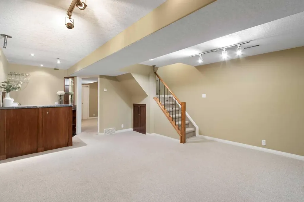 230 11 Avenue NE Calgary AB T2E 0Y8