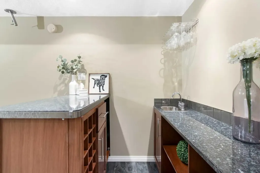 230 11 Avenue NE Calgary AB T2E 0Y8