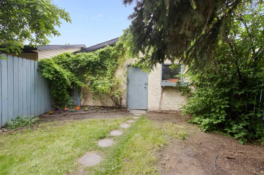 230 11 Avenue NE Calgary AB T2E 0Y8