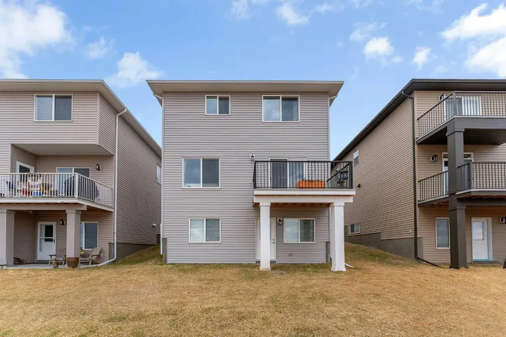 838 Edgefield Street Strathmore AB T0J 1Y0