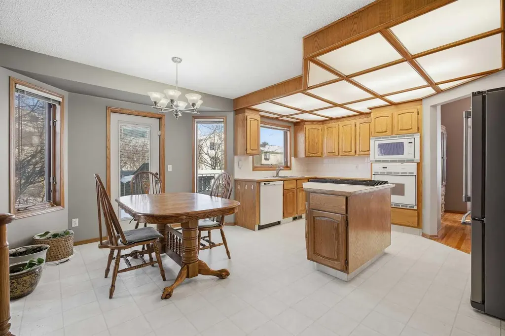 146 Hawkdale Circle NW Calgary AB T3G 2W9