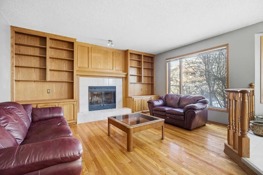 146 Hawkdale Circle NW Calgary AB T3G 2W9