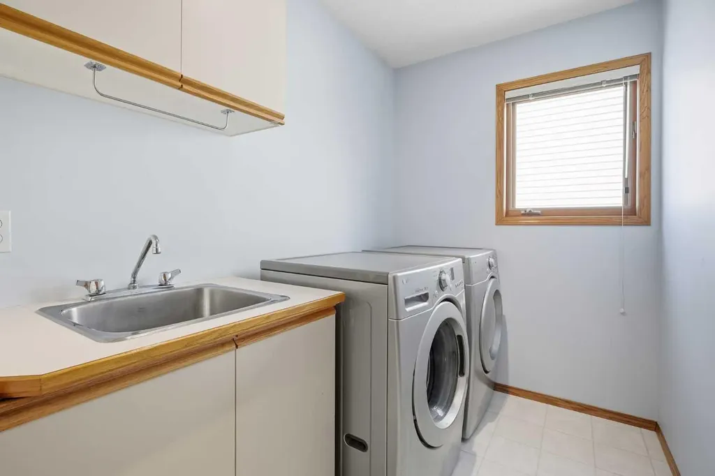 146 Hawkdale Circle NW Calgary AB T3G 2W9