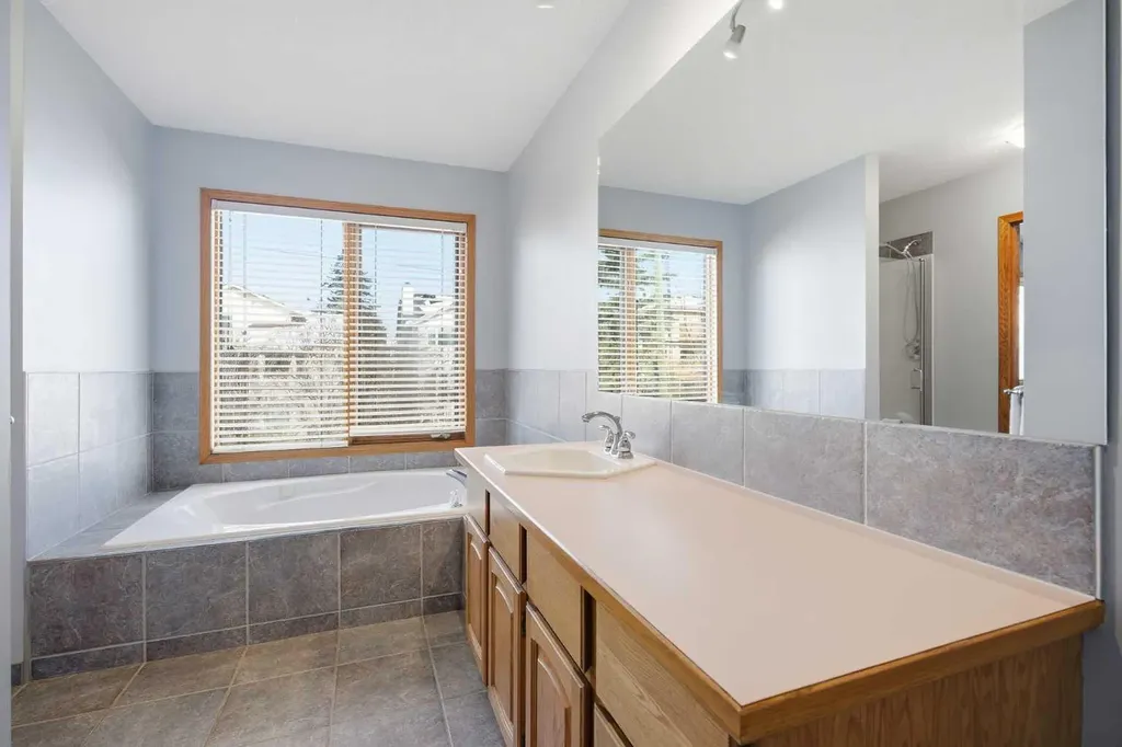 146 Hawkdale Circle NW Calgary AB T3G 2W9