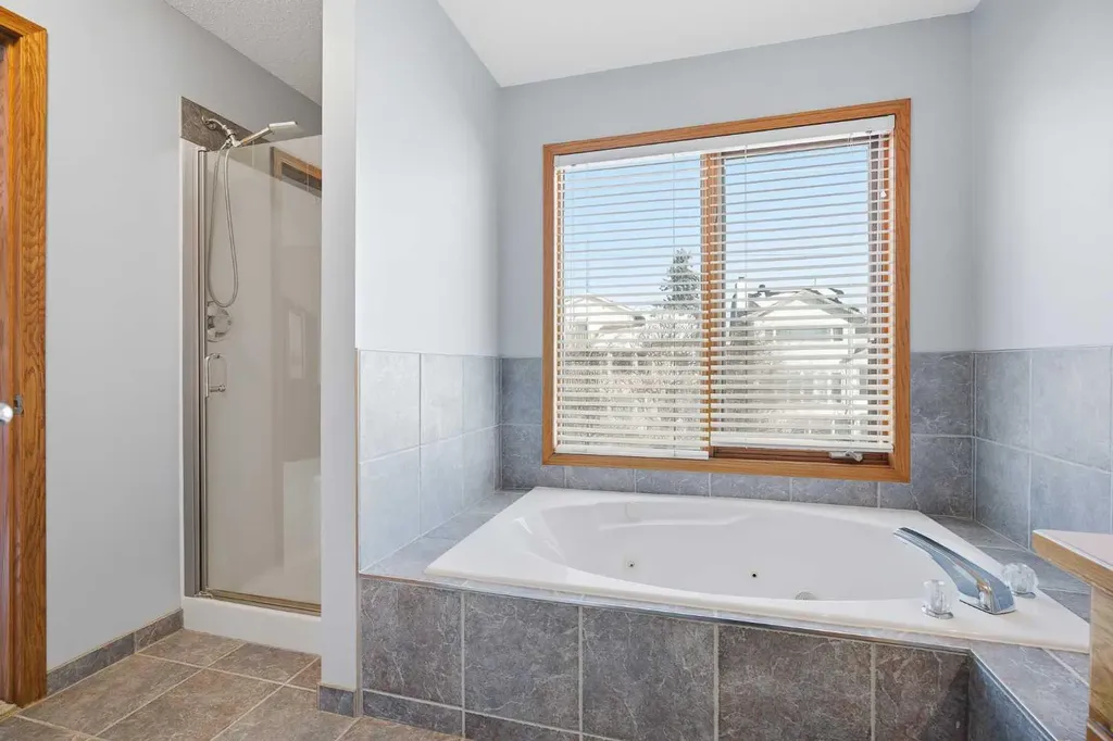 146 Hawkdale Circle NW Calgary AB T3G 2W9
