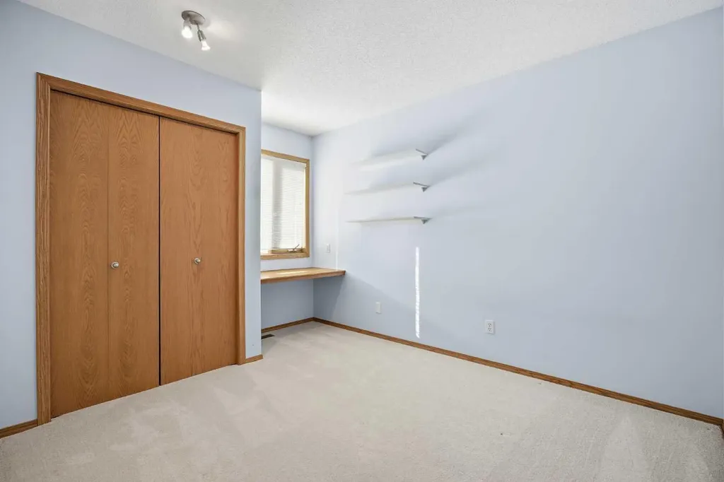 146 Hawkdale Circle NW Calgary AB T3G 2W9
