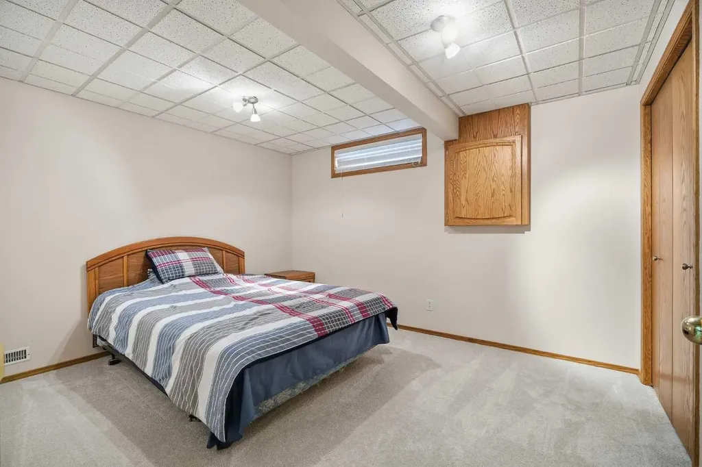 146 Hawkdale Circle NW Calgary AB T3G 2W9