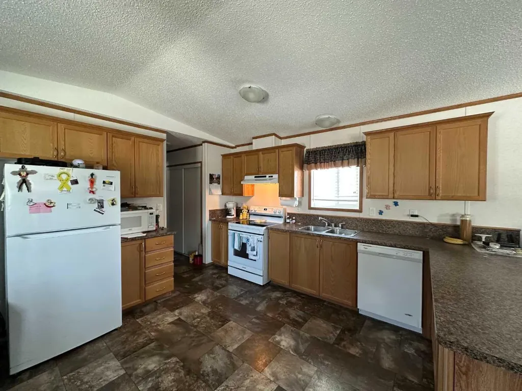 6205 54 Street Ponoka AB T4J 1M5