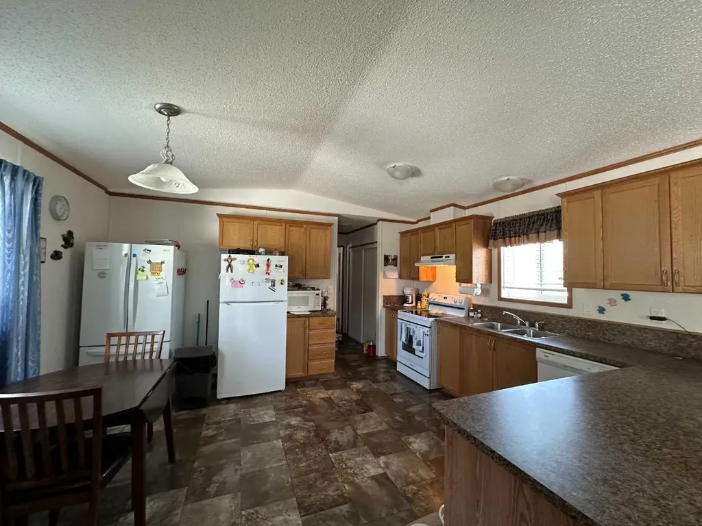 6205 54 Street Ponoka AB T4J 1M5