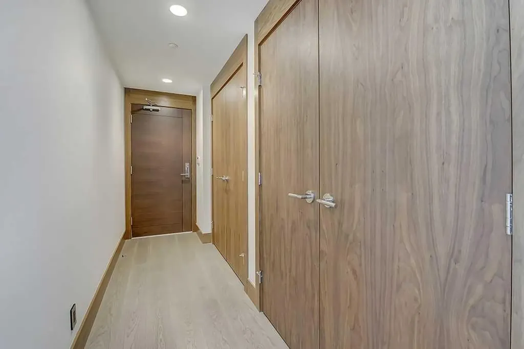 738 1 Avenue SW Calgary AB T2P 5G8