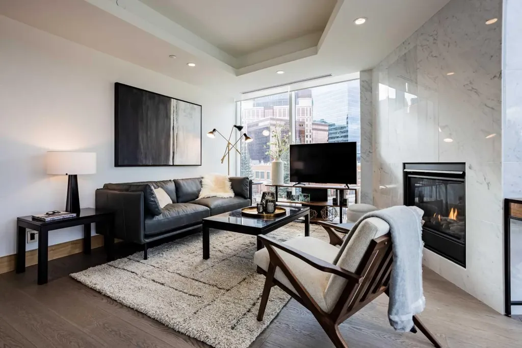 738 1 Avenue SW Calgary AB T2P 5G8