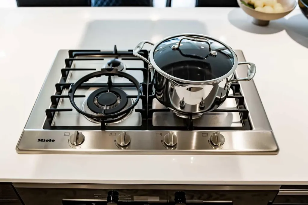 738 1 Avenue SW Calgary AB T2P 5G8