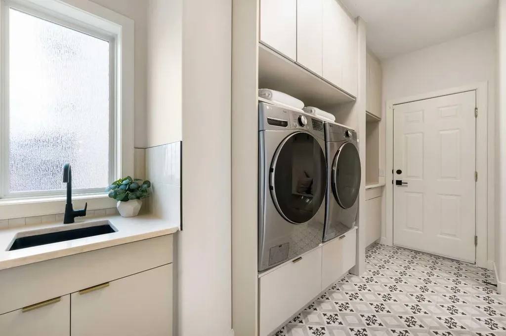 125 Discovery Place SW Calgary AB T3H 4N5