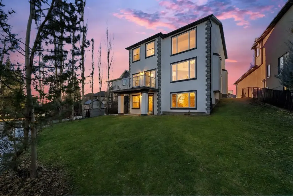125 Discovery Place SW Calgary AB T3H 4N5
