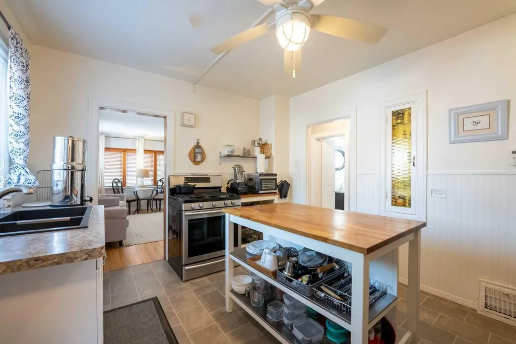 1221 (1219a) 4 Avenue S Lethbridge AB T1J0P9