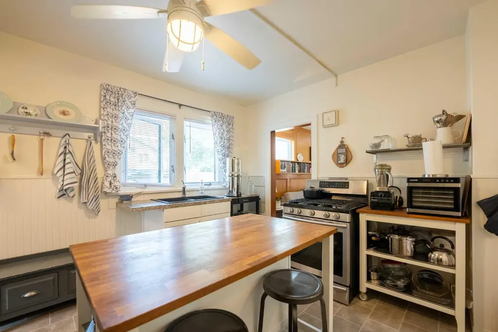 1221 (1219a) 4 Avenue S Lethbridge AB T1J0P9