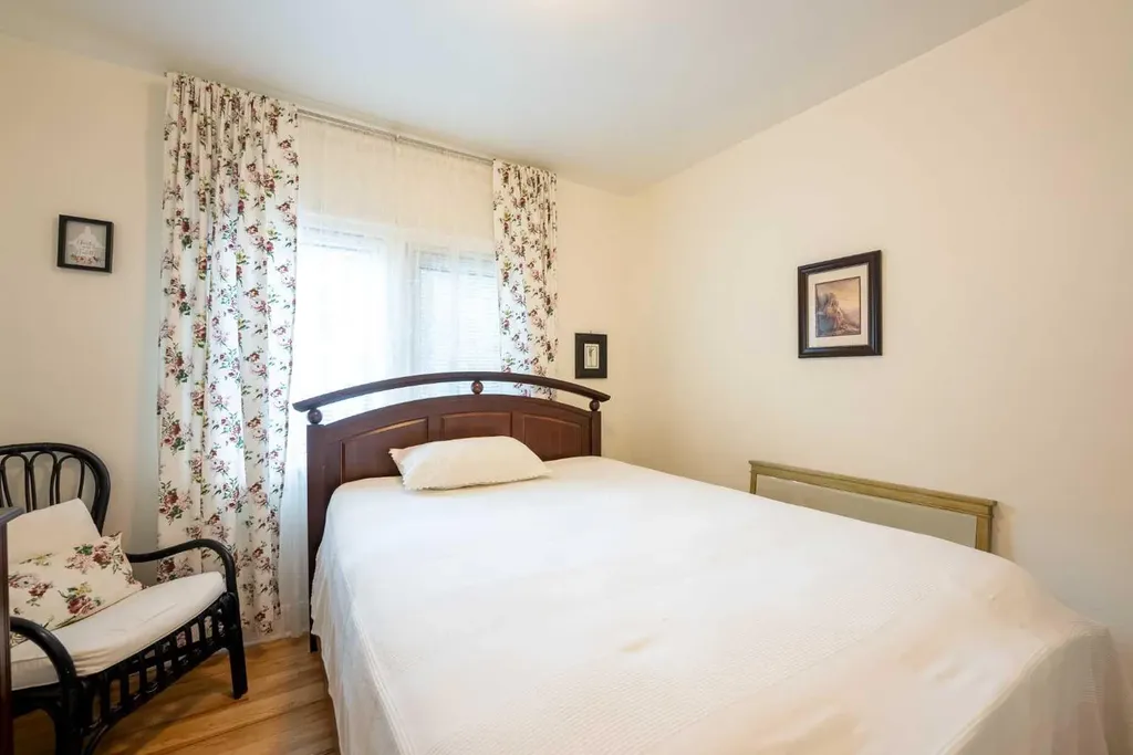 1221 (1219a) 4 Avenue S Lethbridge AB T1J0P9