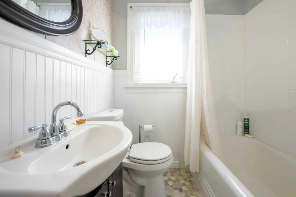 1221 (1219a) 4 Avenue S Lethbridge AB T1J0P9