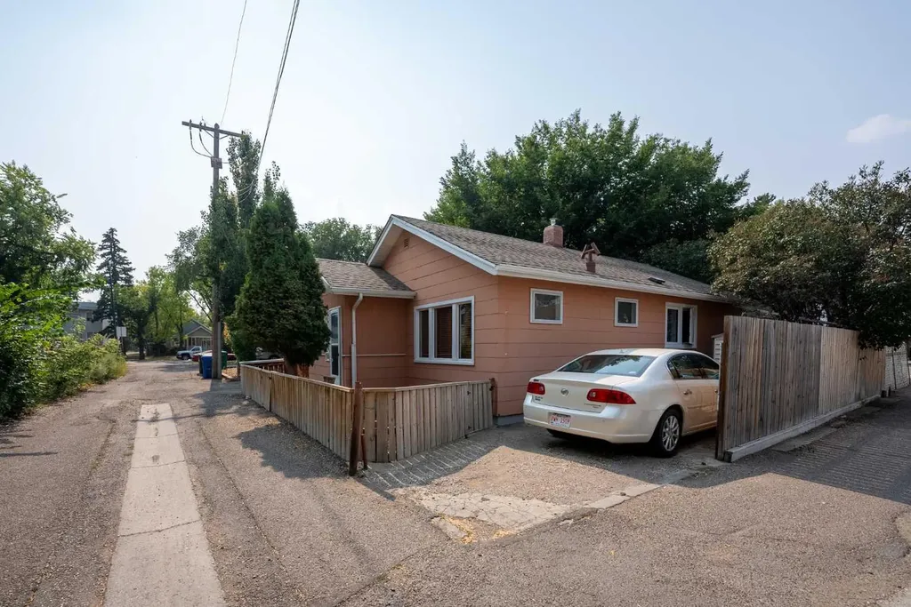 1221 (1219a) 4 Avenue S Lethbridge AB T1J0P9