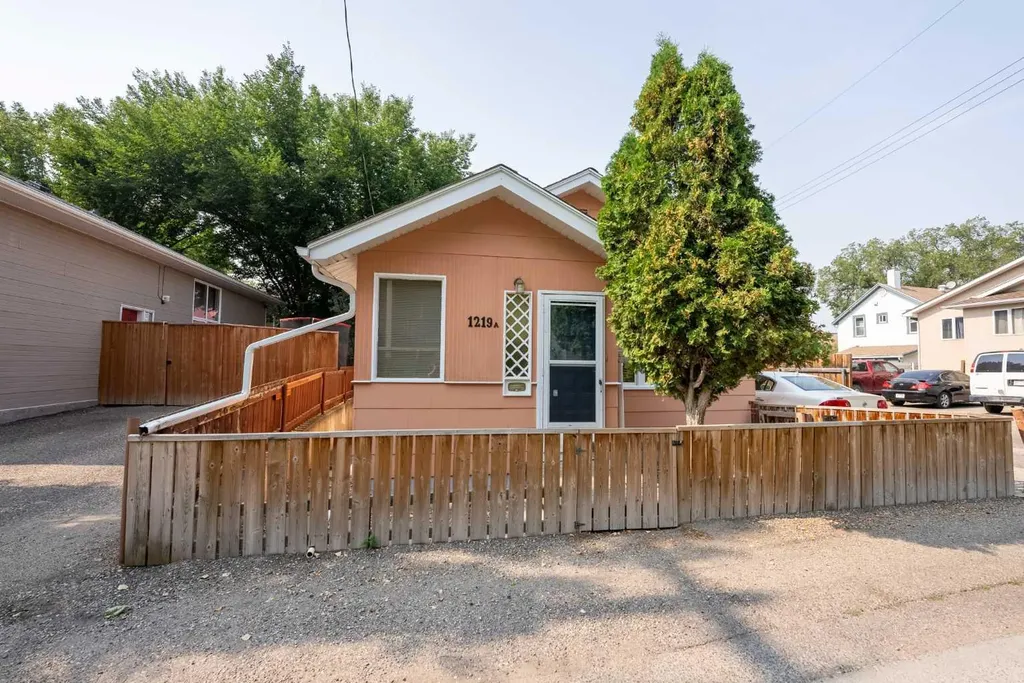 1221 (1219a) 4 Avenue S Lethbridge AB T1J0P9
