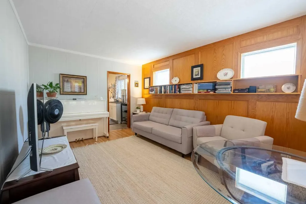 1221 (1219a) 4 Avenue S Lethbridge AB T1J0P9