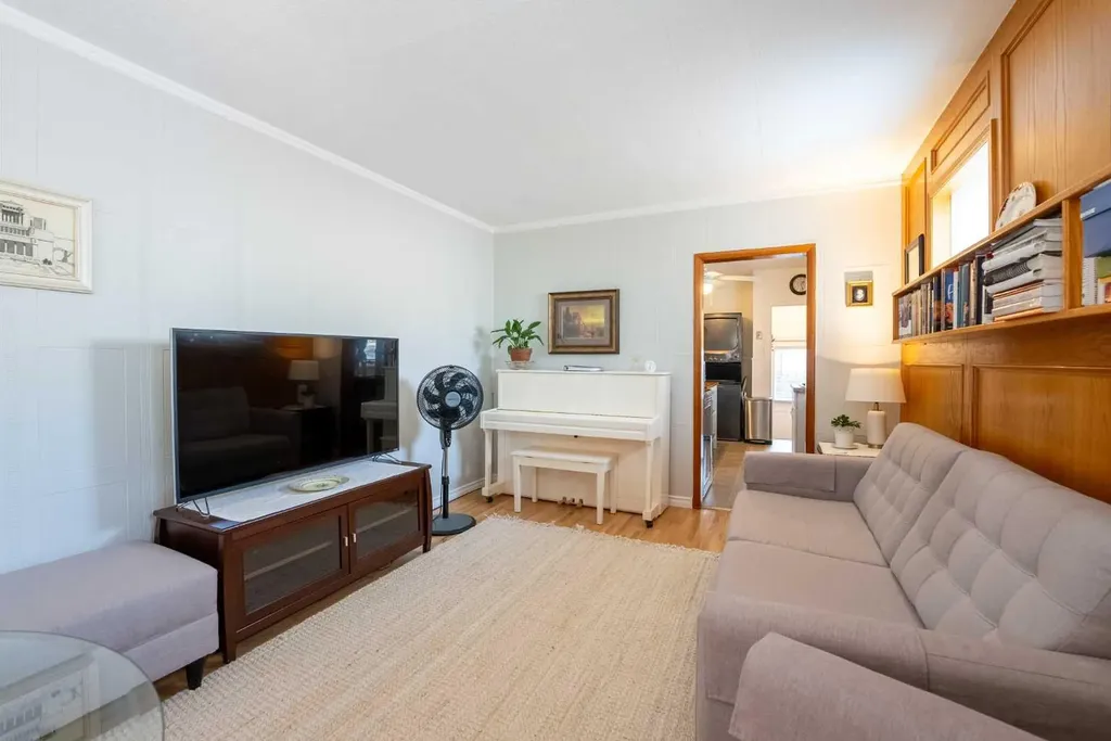 1221 (1219a) 4 Avenue S Lethbridge AB T1J0P9