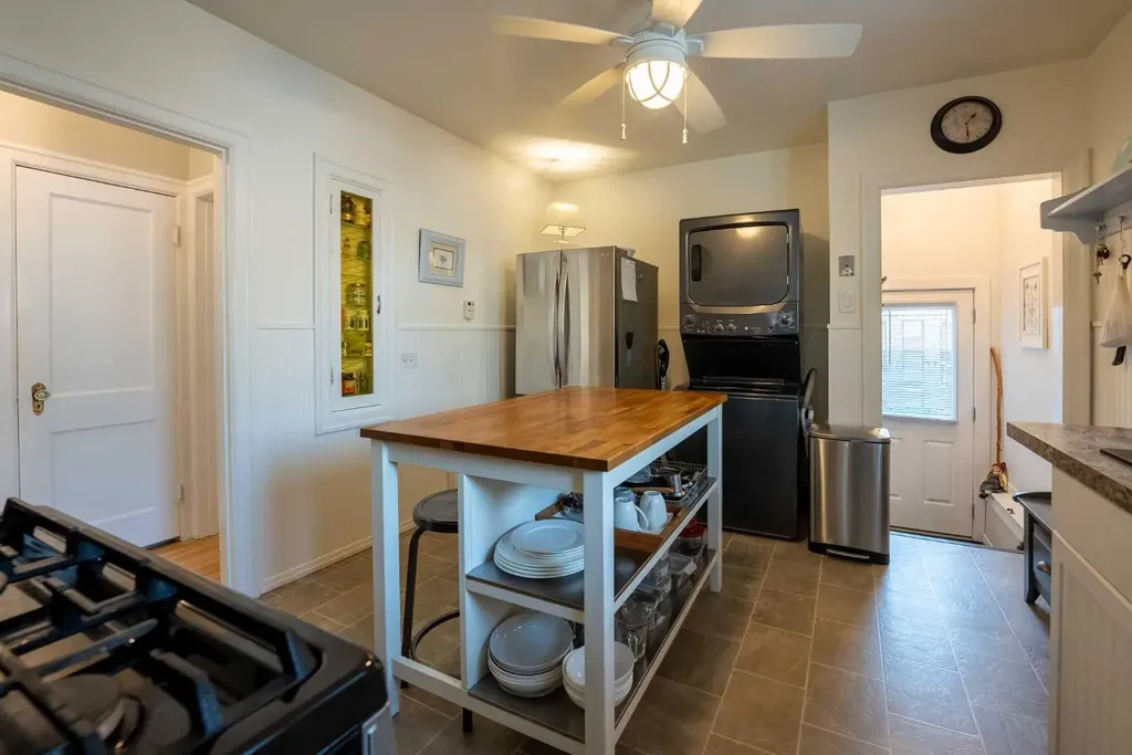 1221 (1219a) 4 Avenue S Lethbridge AB T1J0P9
