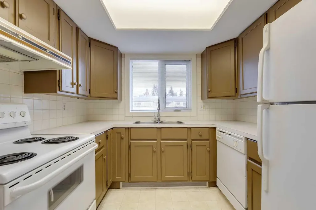 3737 42 Street NW Calgary AB T3A 2M8