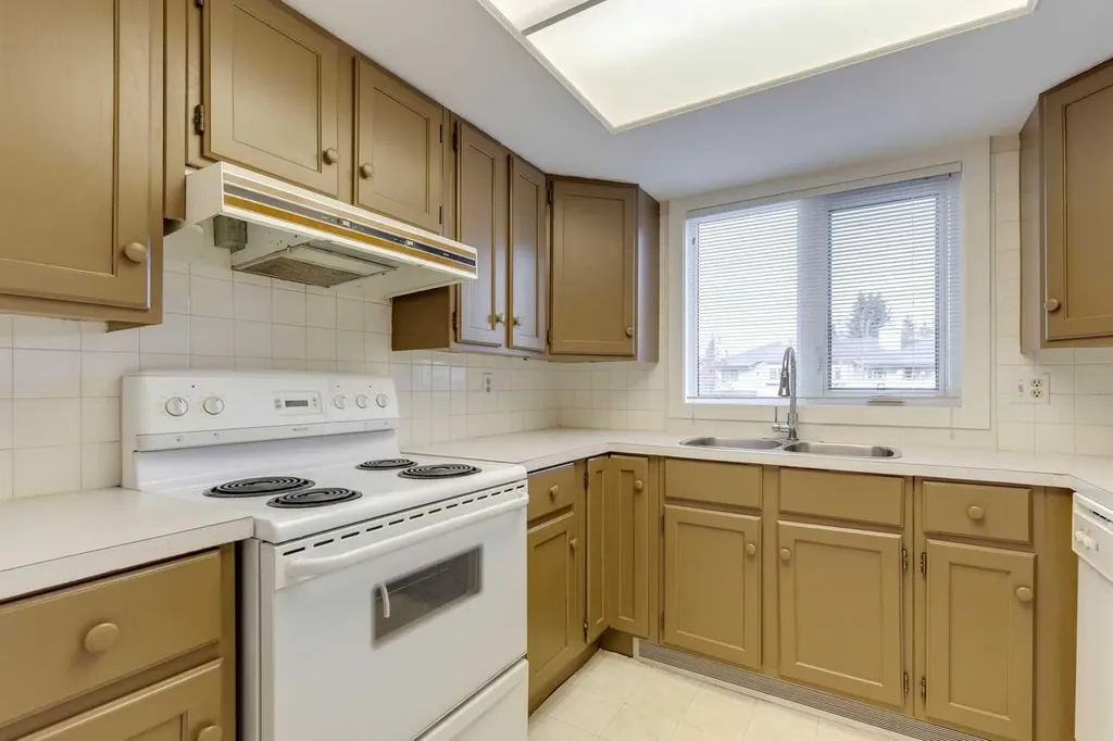 3737 42 Street NW Calgary AB T3A 2M8