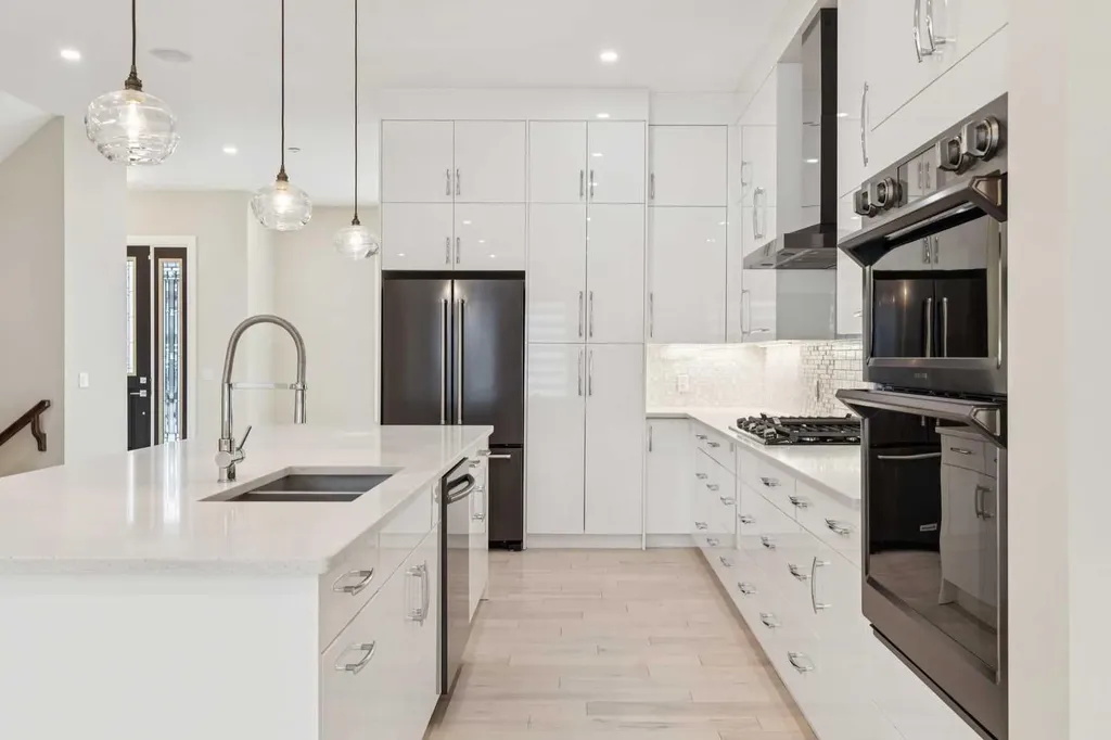 3036 28 Street SW Calgary AB T3E 2J5