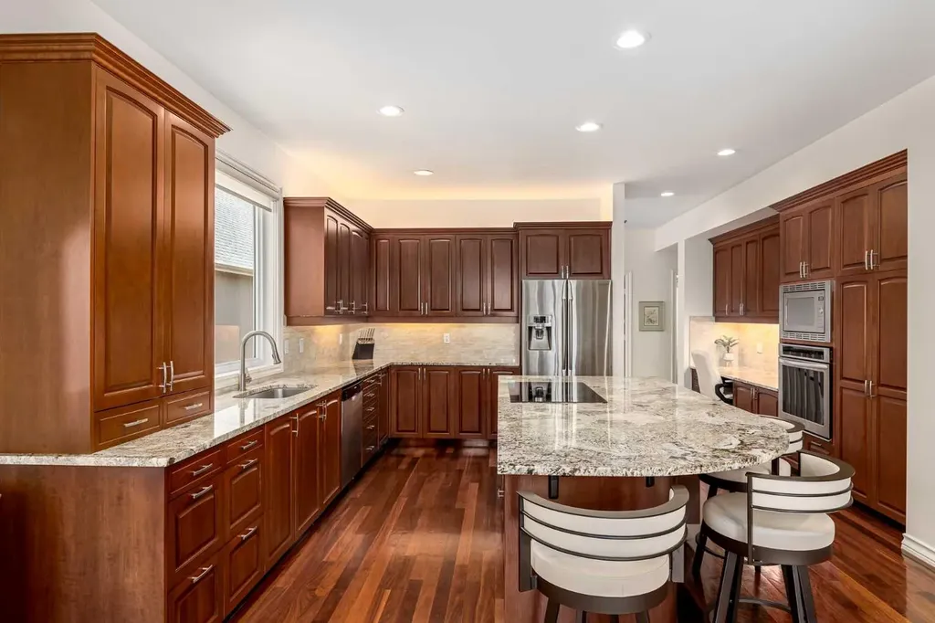 33 Ridge Pointe Drive Heritage Pointe AB T1S 4H1