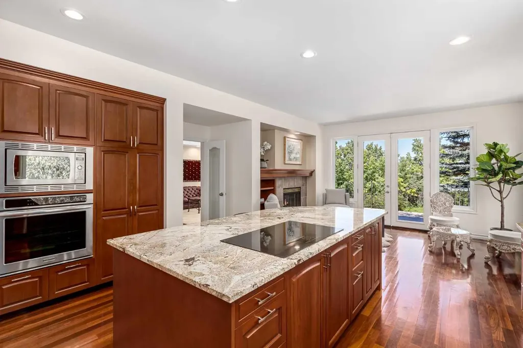 33 Ridge Pointe Drive Heritage Pointe AB T1S 4H1