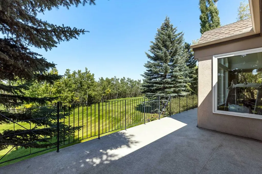33 Ridge Pointe Drive Heritage Pointe AB T1S 4H1