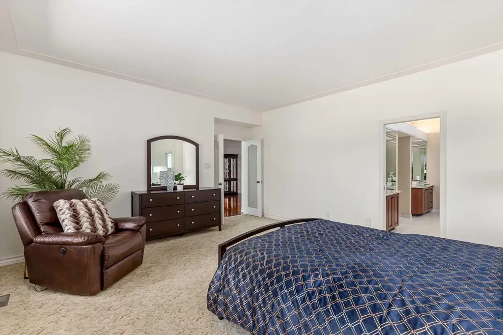 33 Ridge Pointe Drive Heritage Pointe AB T1S 4H1