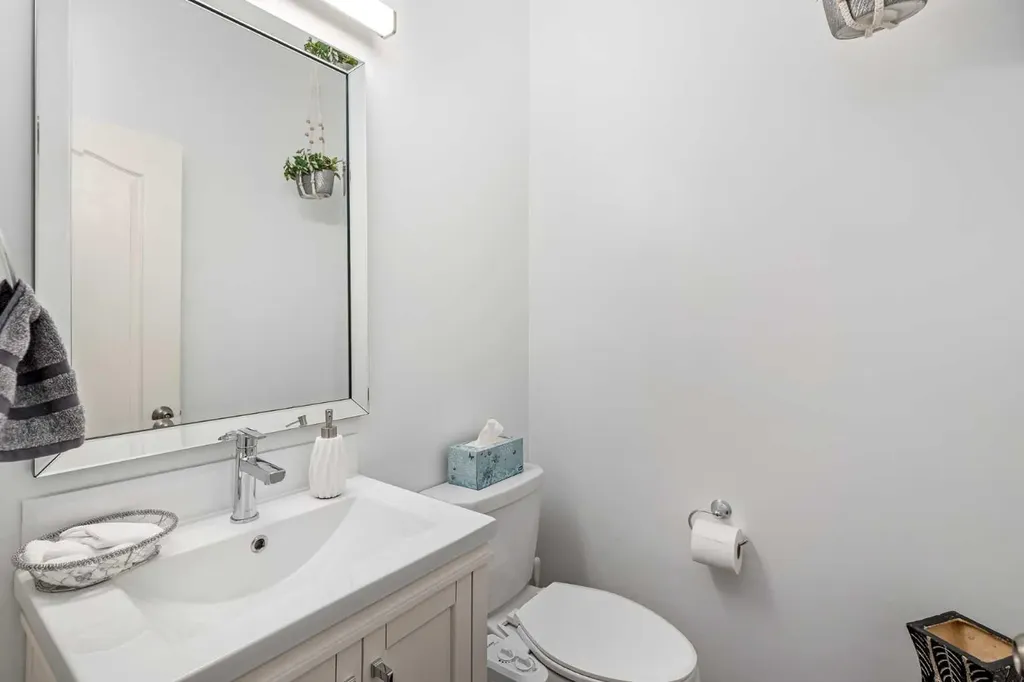 33 Ridge Pointe Drive Heritage Pointe AB T1S 4H1