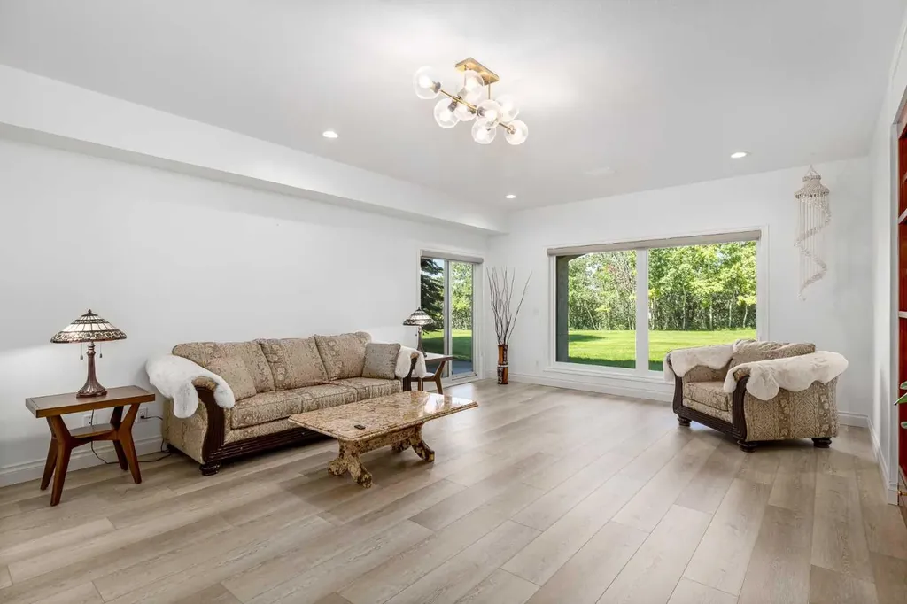 33 Ridge Pointe Drive Heritage Pointe AB T1S 4H1