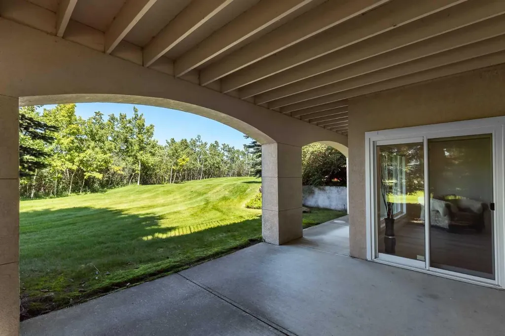 33 Ridge Pointe Drive Heritage Pointe AB T1S 4H1