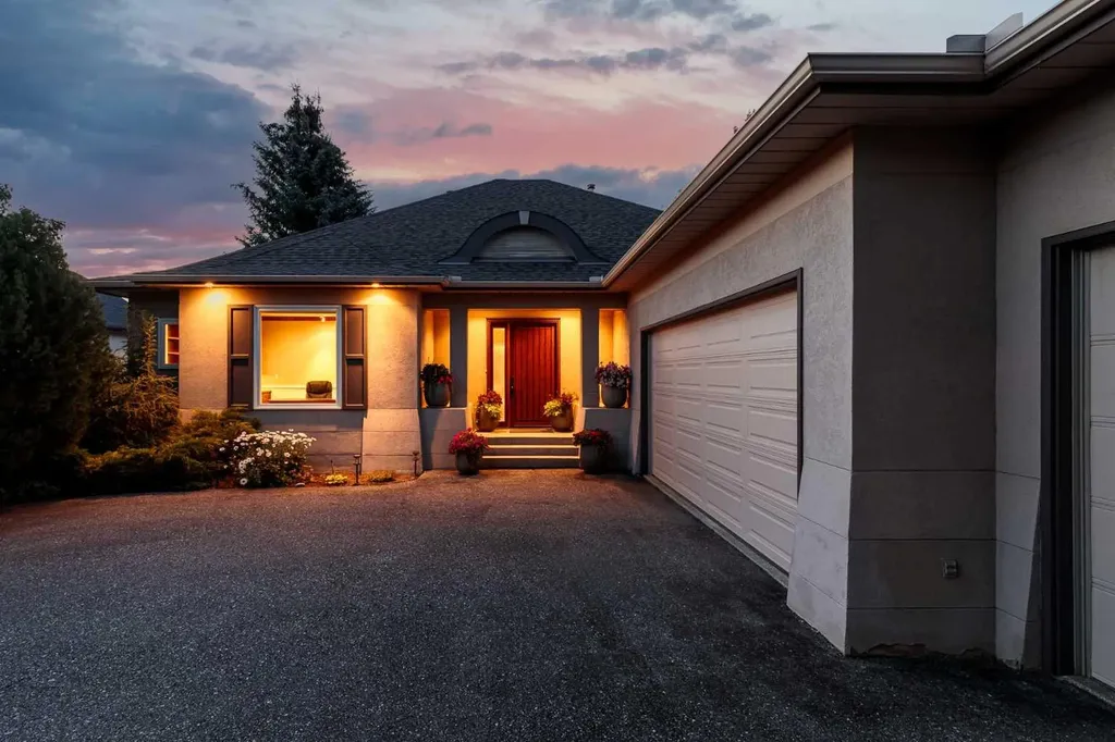 33 Ridge Pointe Drive Heritage Pointe AB T1S 4H1