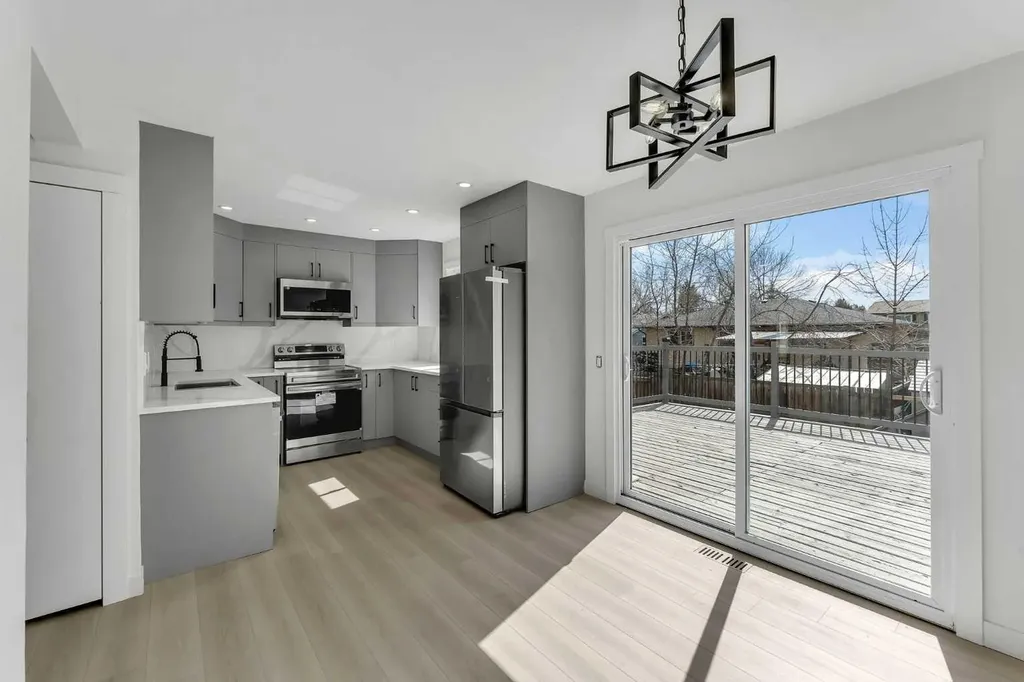 62 Deer Ridge Way SE Calgary AB T2J 5Y6