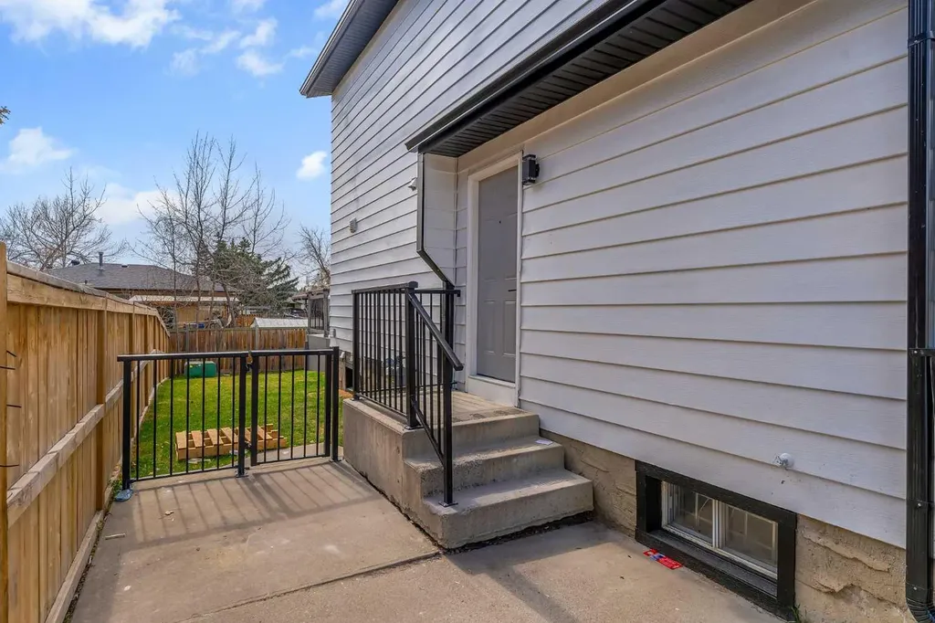 62 Deer Ridge Way SE Calgary AB T2J 5Y6