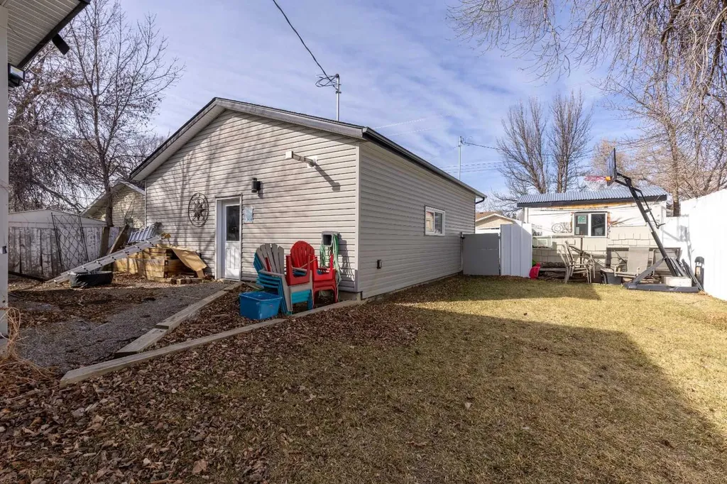 1907 7a Avenue N Lethbridge AB T1H 0Z8