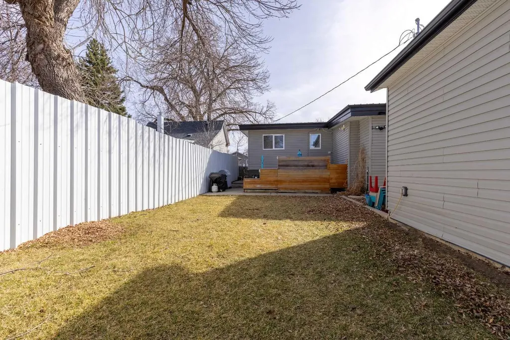 1907 7a Avenue N Lethbridge AB T1H 0Z8