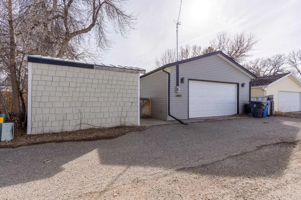 1907 7a Avenue N Lethbridge AB T1H 0Z8