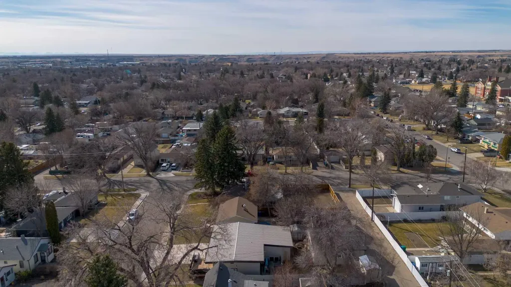 1907 7a Avenue N Lethbridge AB T1H 0Z8
