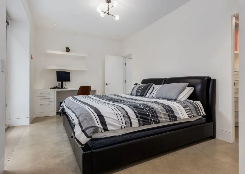 106 Pumpridge Place SW Calgary AB T2V5E7