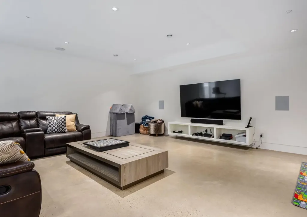 106 Pumpridge Place SW Calgary AB T2V5E7